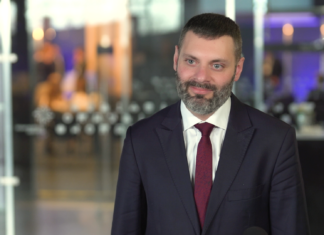 Kolej przesiada się na OZE. Prąd ma być produkowany na farmach wiatrowych i fotowoltaicznych obok torów i obiektów kolejowych