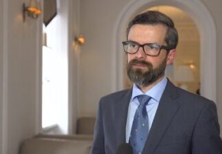 Sztuczna inteligencja ma coraz więcej zastosowań w internetowym handlu. Teraz e-sklepy muszą się przygotować do wdrożenia nowych regulacji